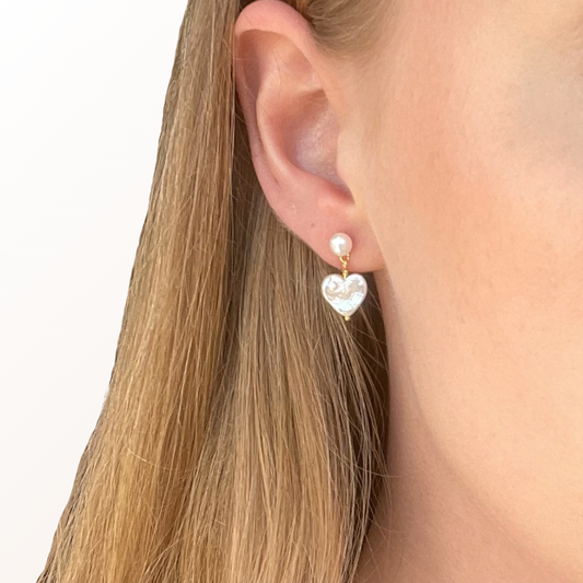 Smukke perleøreringe med hjerte vehæng