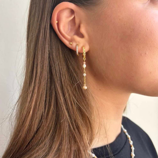 Fine og elegante øreringe med rosa farver