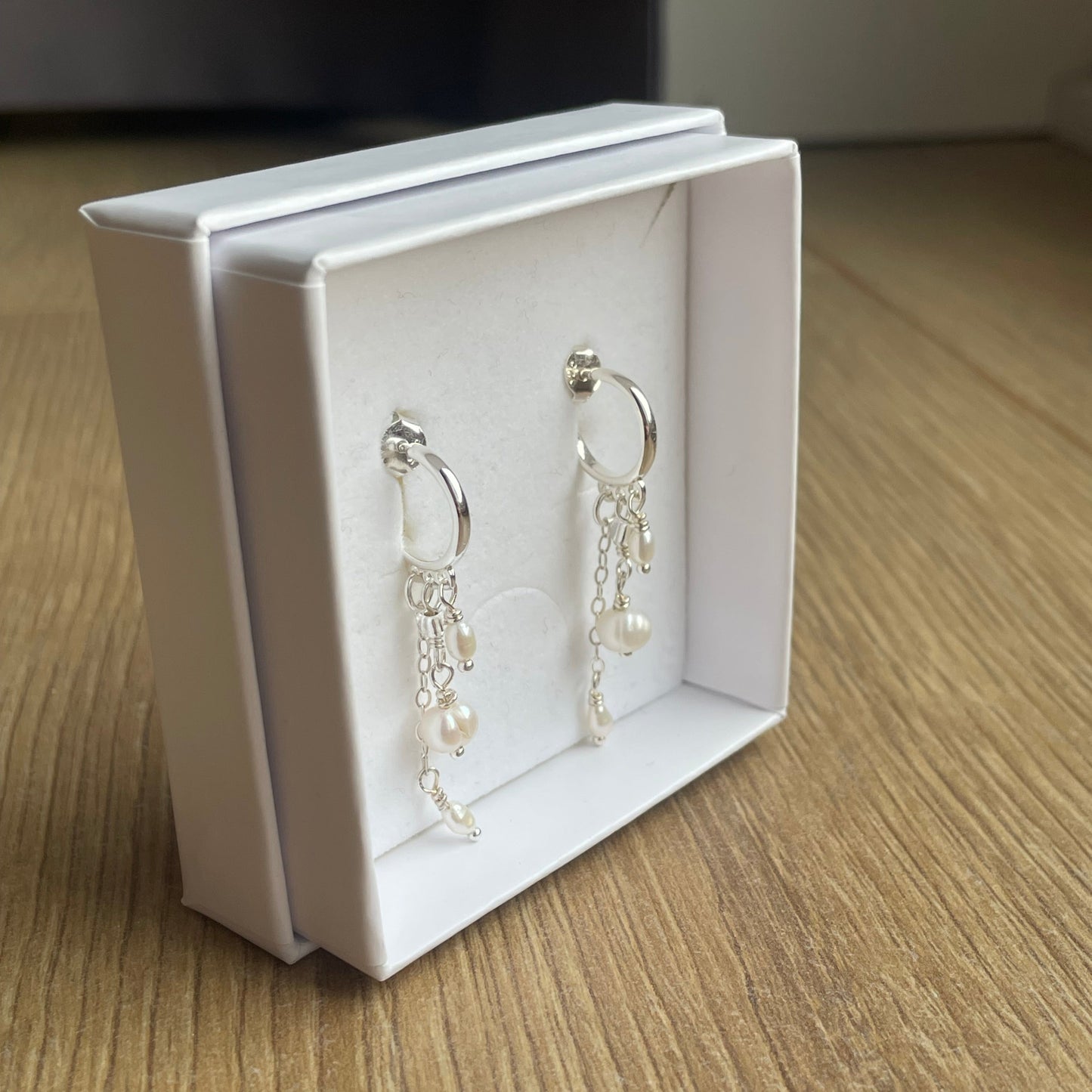 Ørestikkere med kæde og perlevedhæng