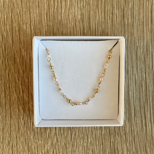 Håndlavet armbånd i forgyldt sterling sølv med rosa ferskvandsperler, forgyldte perler og pink opal perler