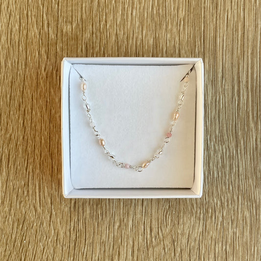 Håndlavet armbånd i sterling sølv med rosa ferskvandsperler, klare glas perler og pink opal perler