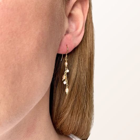 Ørekroge med kæde og perler i forgyldt sterling sølv