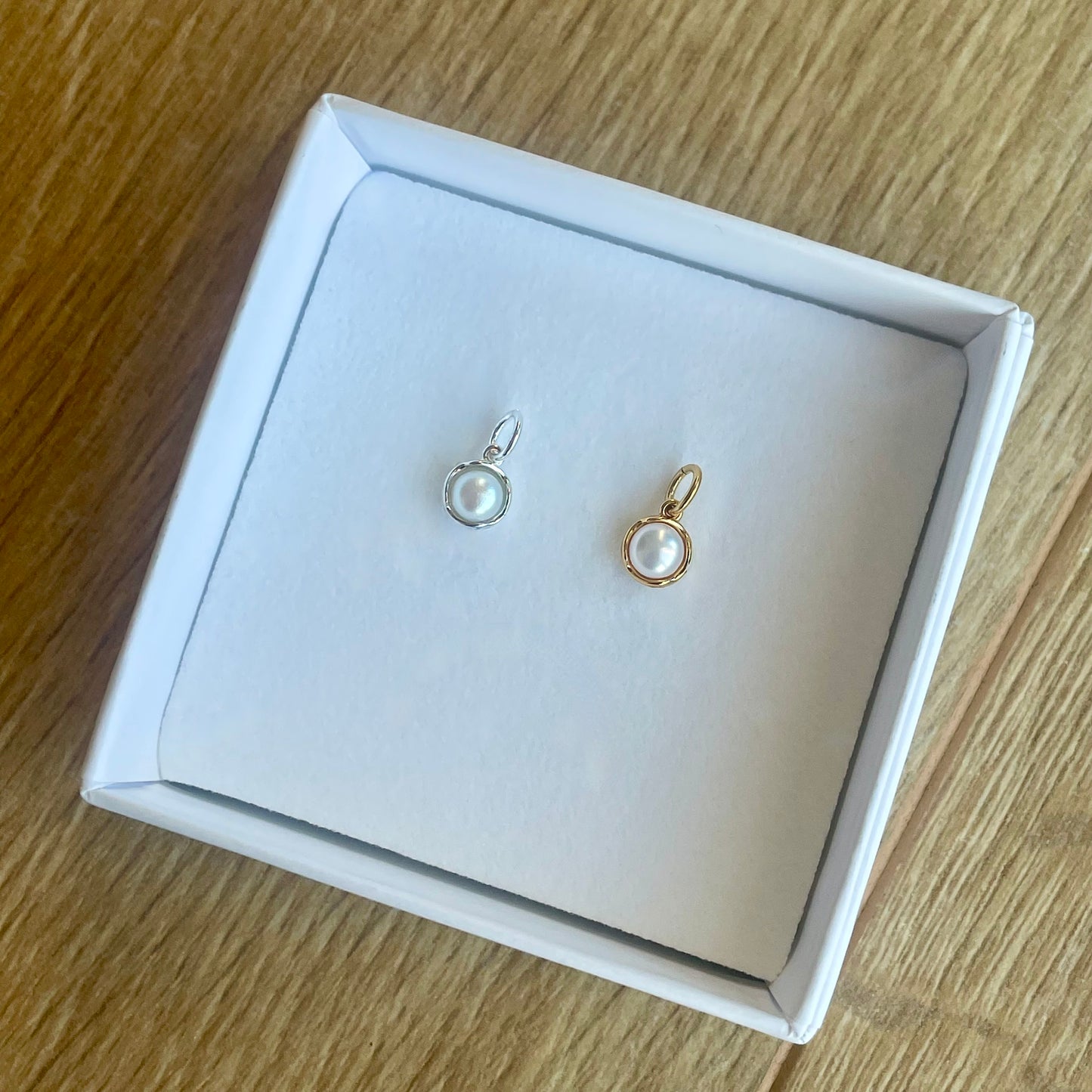 Vedhæng med indfattet ferskvandsperle i enten sterlingsølv eller forgyldt sølv