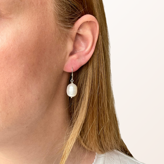 Øreringe med stor ferskvandsperle