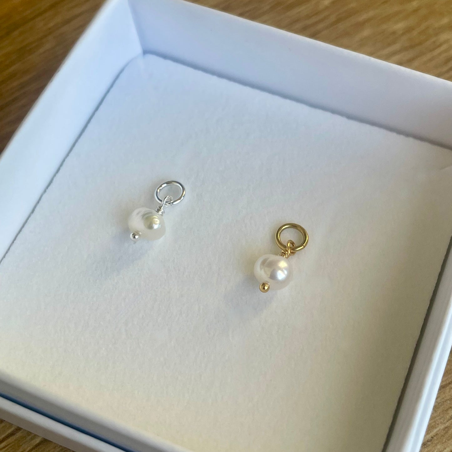 Vedhæng med ferskvandsperle i enten sterlingsølv eller forgyldt sølv