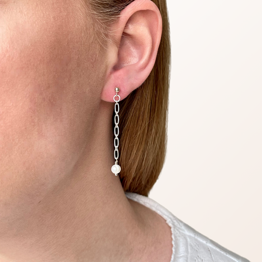 Øreringe med kæde og hvid ferskvandsperle