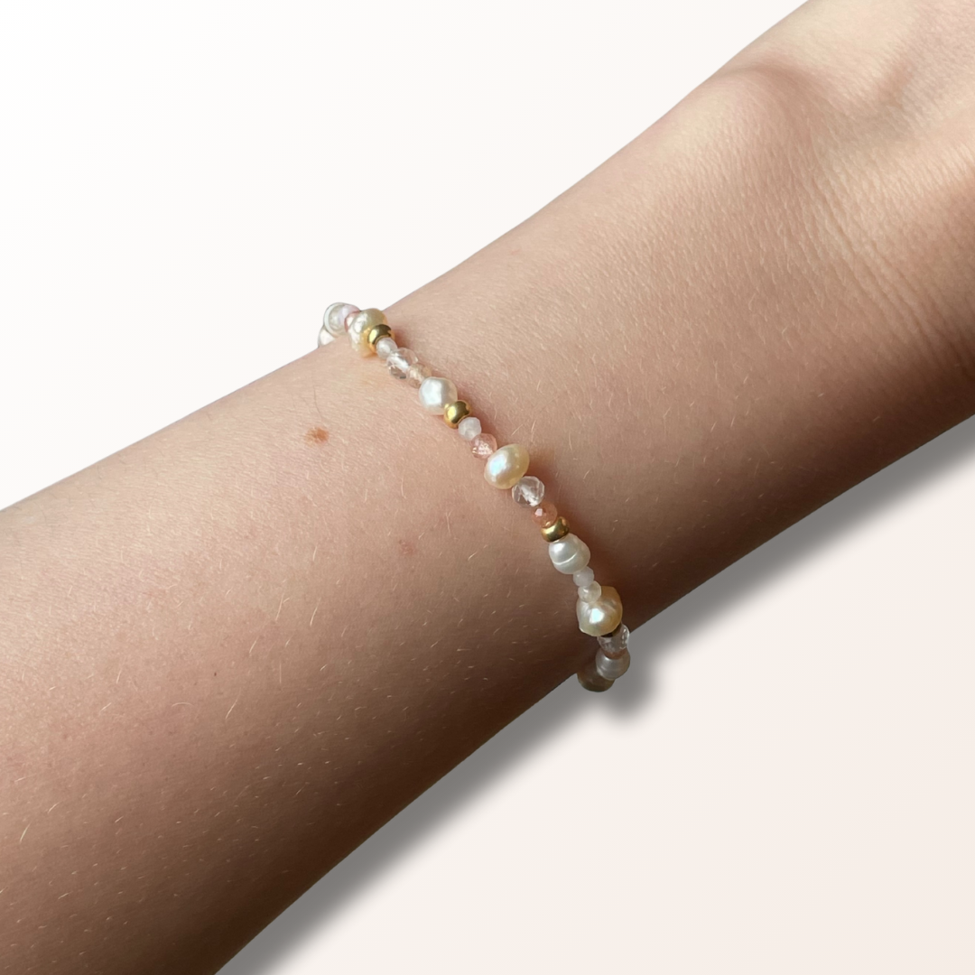 grace armbånd med ferskvandsperler og sten