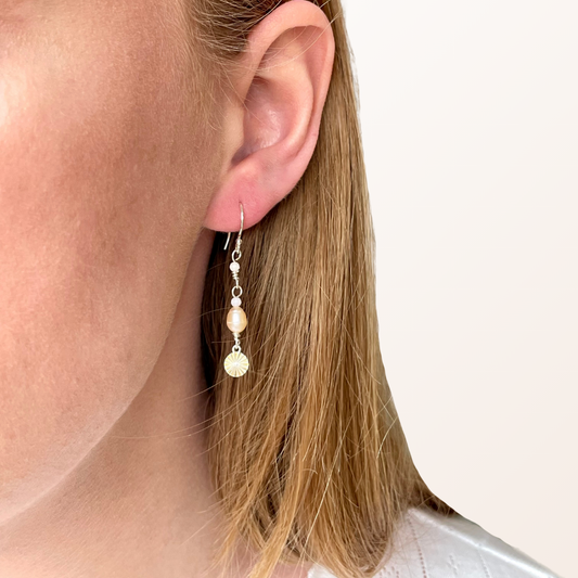 Ørekrog med pink opal ferskvandsperle og rundt sølv vedhæng