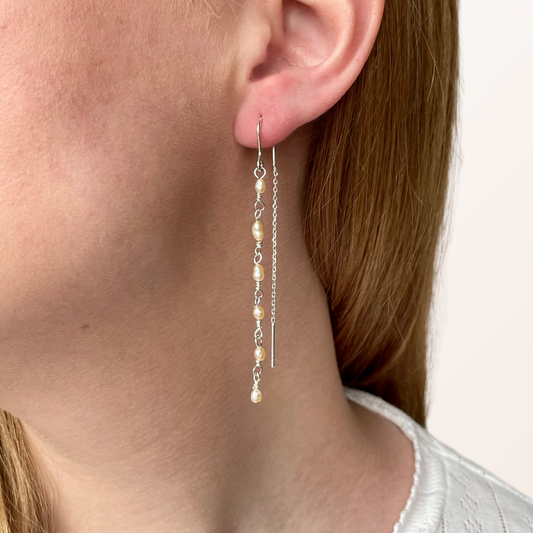 Øreringe med kæde i sterling sølv og lyserøde ferskvandsperler