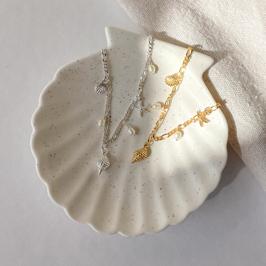 Charm armbånd med konkylje, smulinger og søstjerner