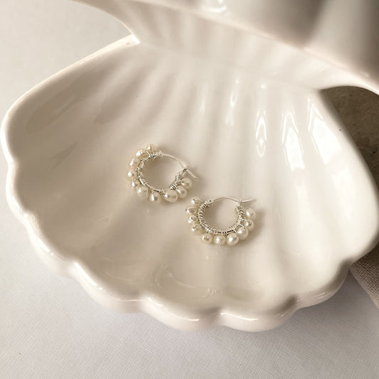 Håndlavede øreringe med viklede ferskavndsperler