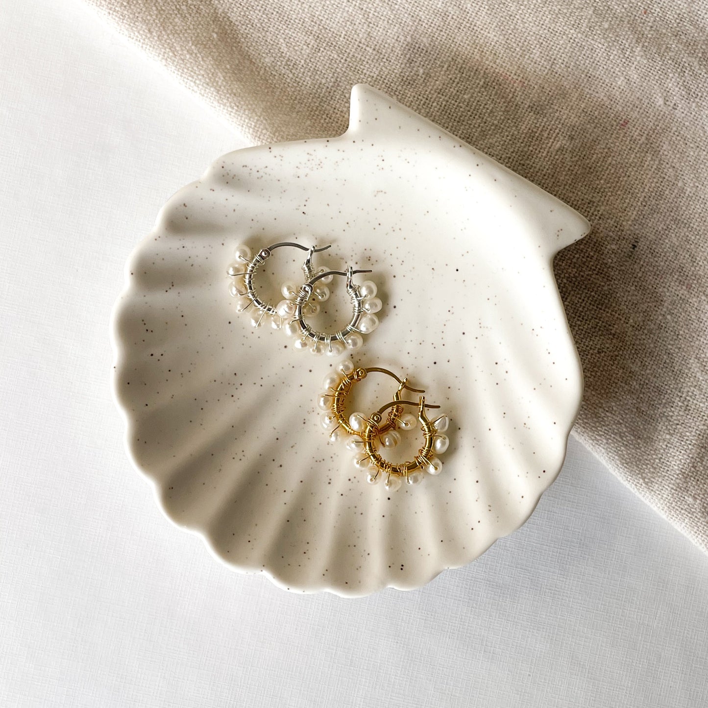 Håndlavede øreringe i sølv og forgyldt sølv med ferskvandsperler