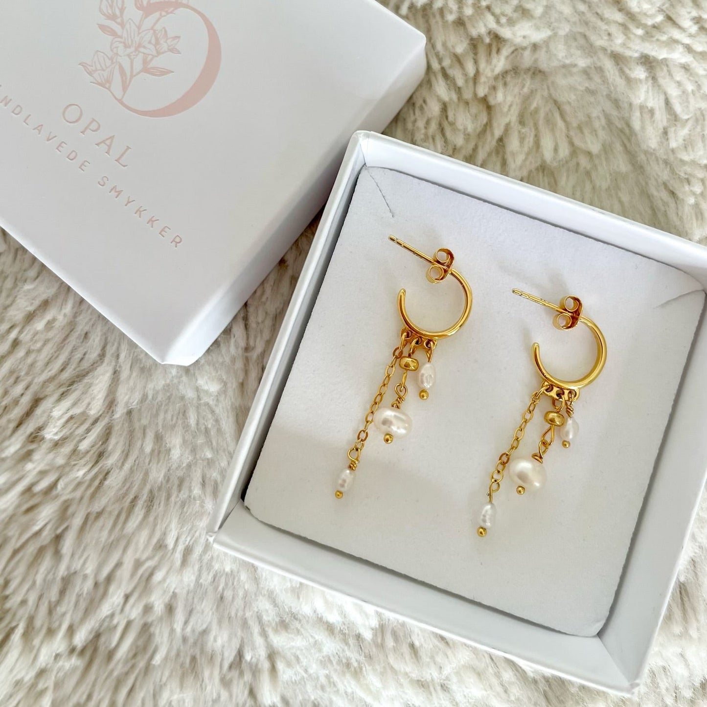 Håndlavede øreringe med ferskvandsperler