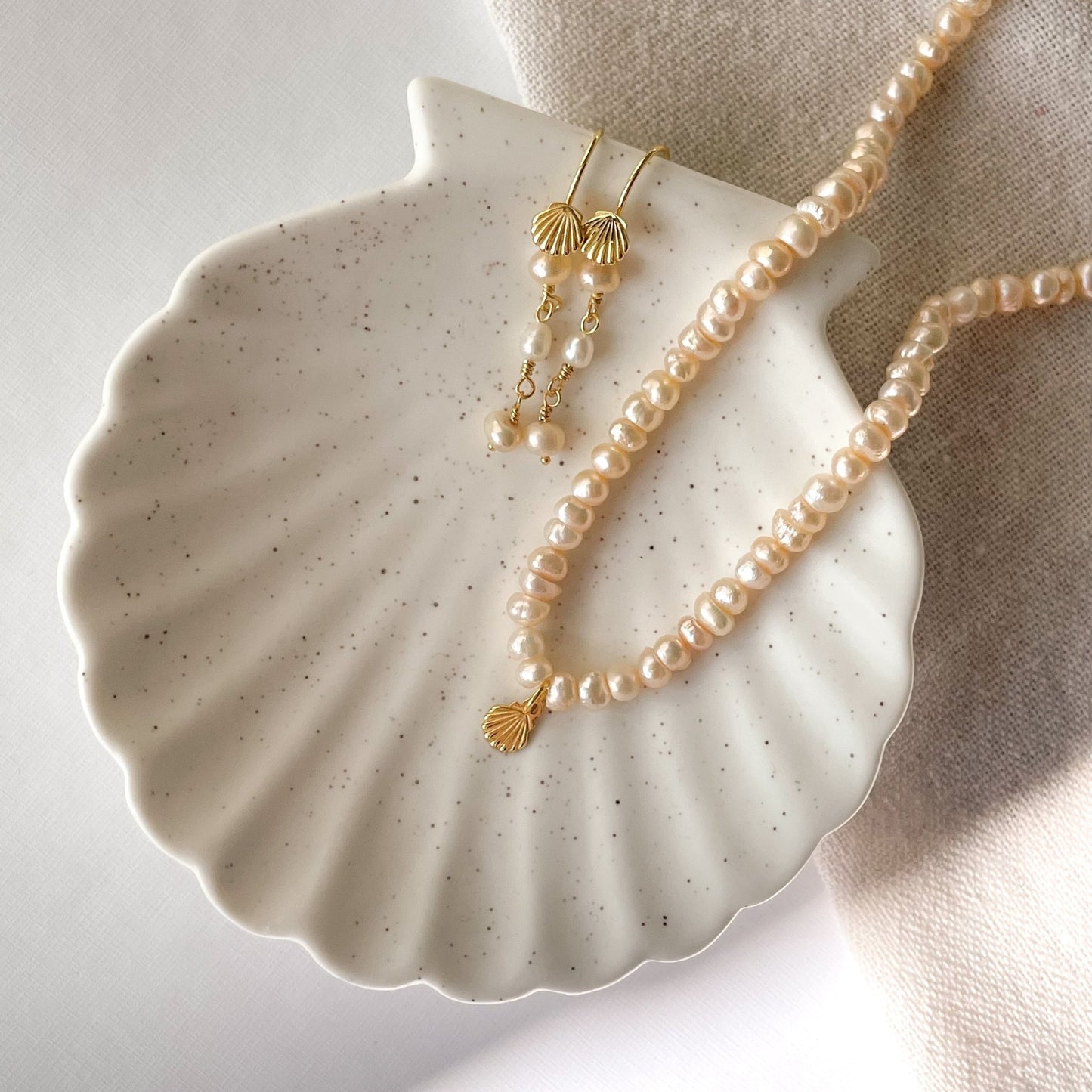 Leona halskæde guld - Blid elegance med et strejf af havet - Opal Smykker