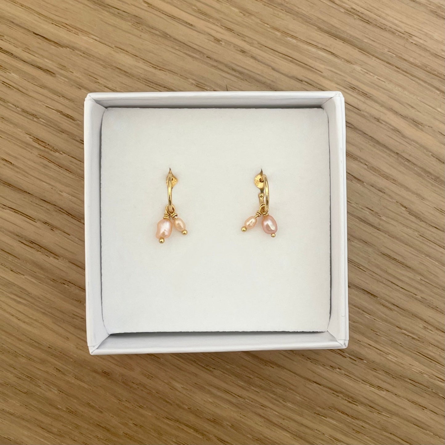 Håndlavede øreringe med lyserøde ferskvandsperler