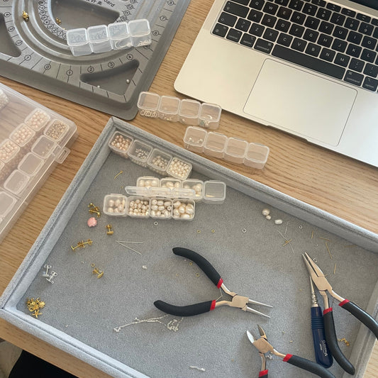 Håndværkets hemmeligheder: Processen bag unikke smykker fra Opal Smykker - Opal Smykker