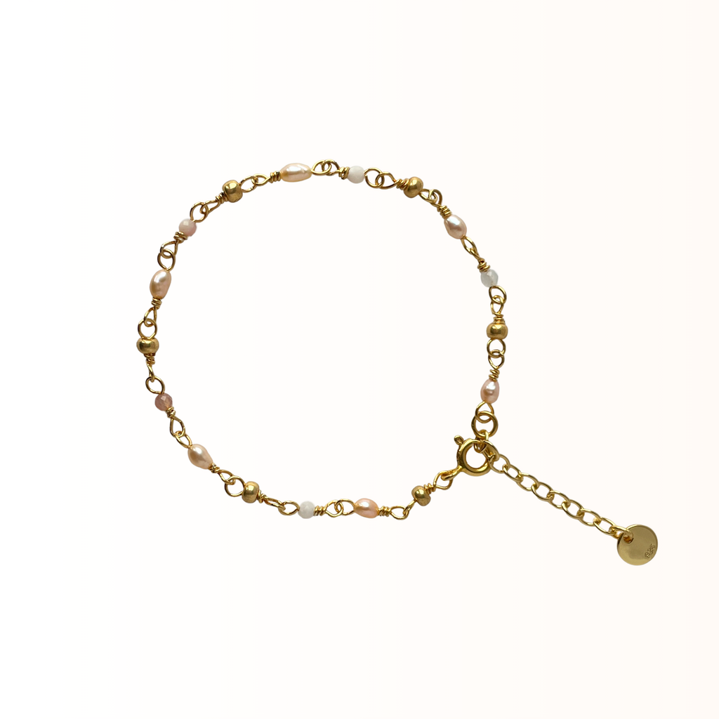 Feminint armbånd med rosa perler