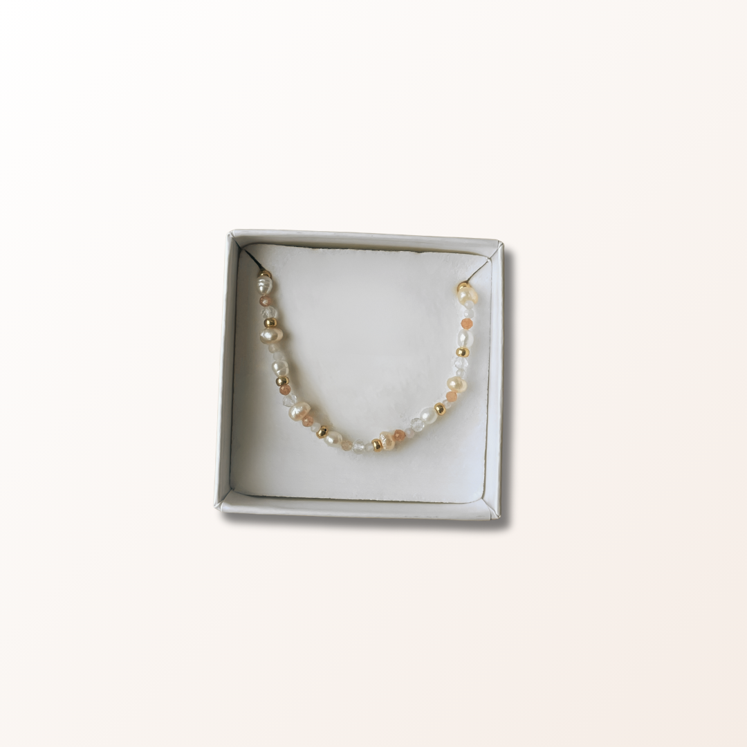 perlebesat armbånd i guld