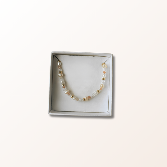 perlebesat armbånd i guld