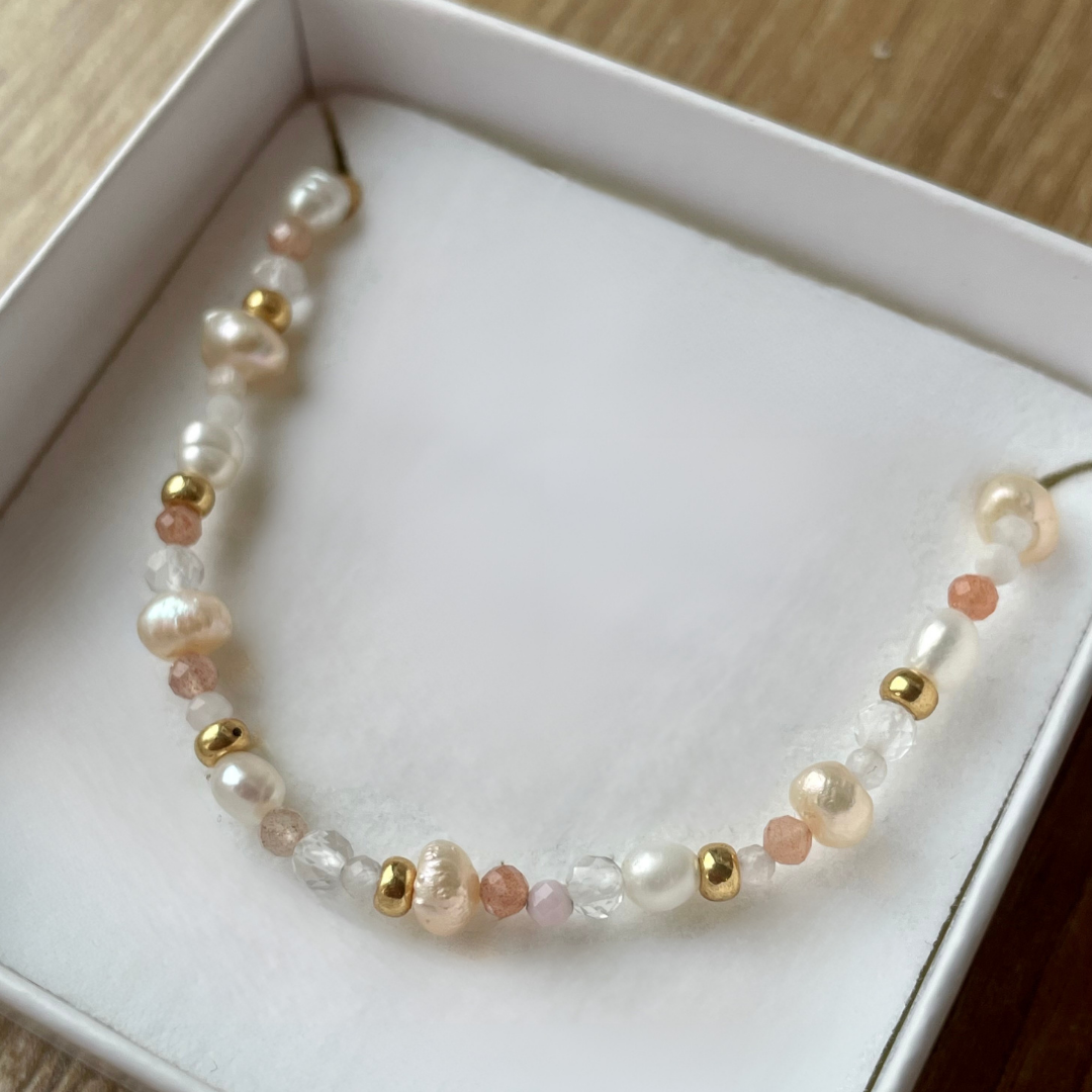 perlebesat armbånd med krystaller