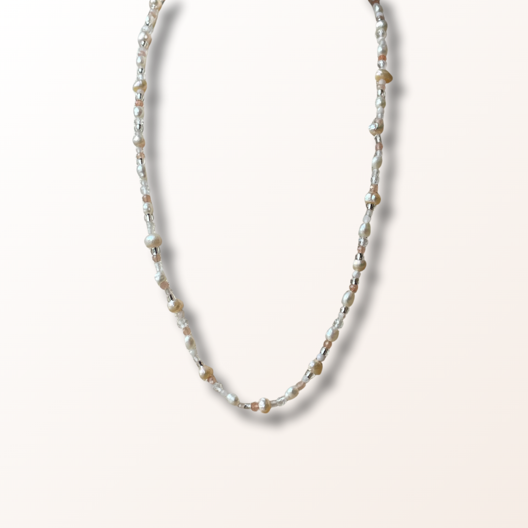 perlebesat halskæde med perler og krystaller