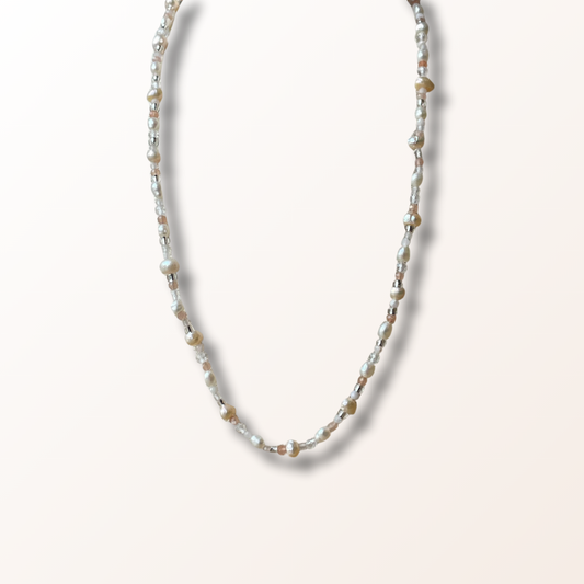 perlebesat halskæde med perler og krystaller