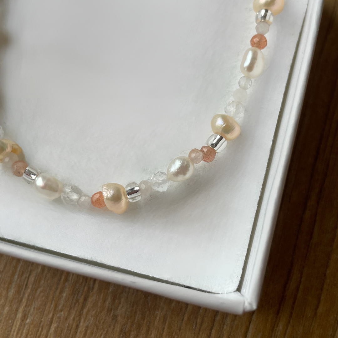 Grace armbånd i sølv med lyserøde sten