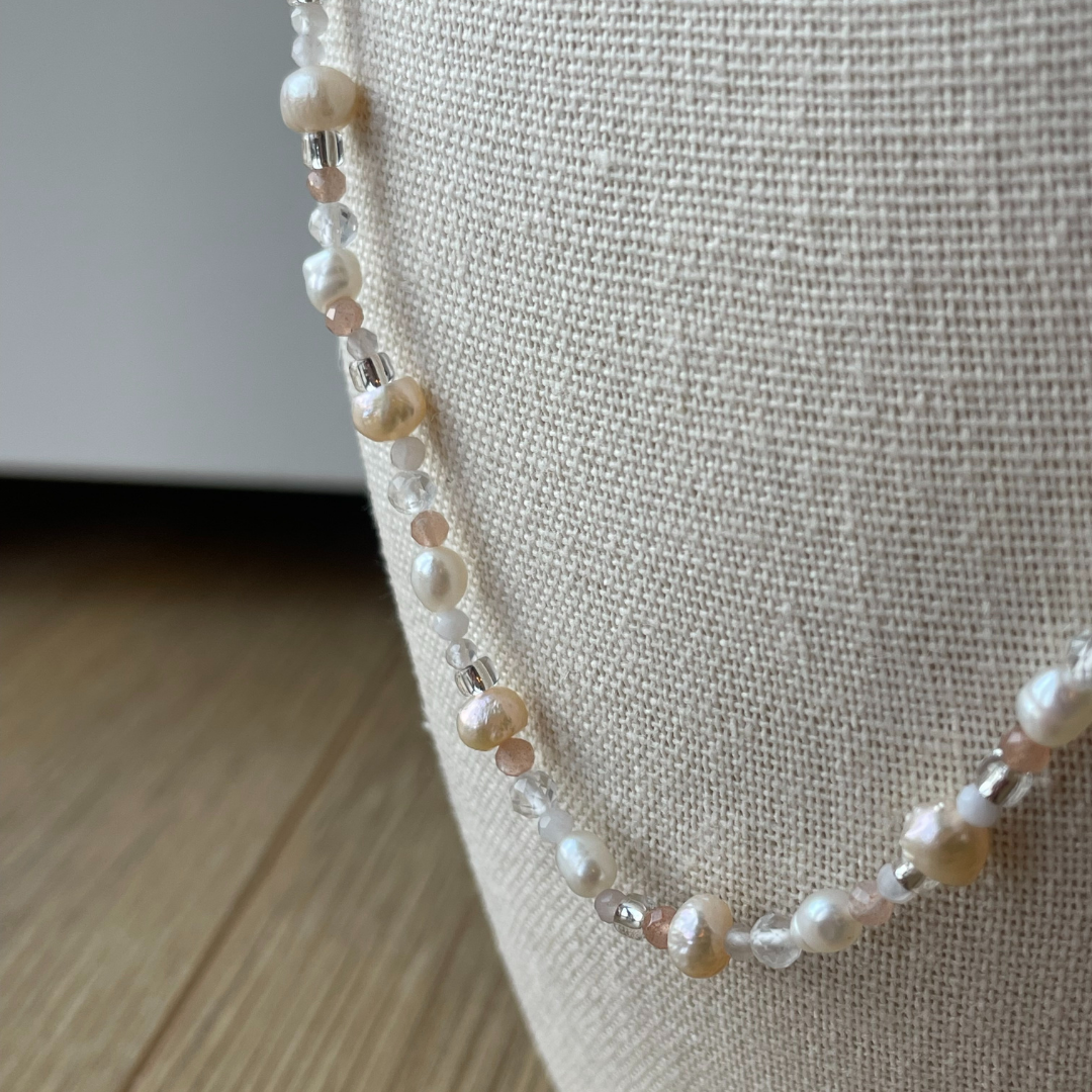 grace halskæde i guld med perler og sten