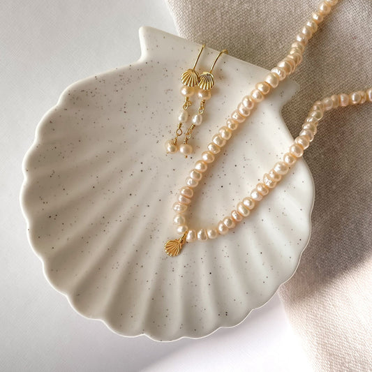 Leona halskæde guld - Blid elegance med et strejf af havet - Opal Smykker