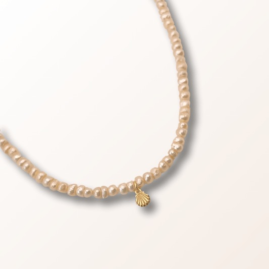 Leona halskæde guld - Blid elegance med et strejf af havet - Opal Smykker